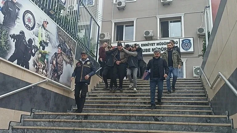 Sosyal medya operasyonunda gözaltına alınan şüpheliler polis ekipleri eşliğinde emniyet müdürlüğünden çıkarılıyor