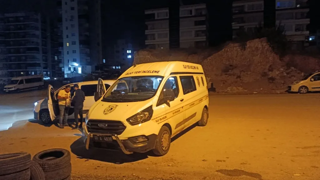 Adana'da eski eş kapıya gelince panikleyen adam 3. kattan düşerek hayatını kaybetti