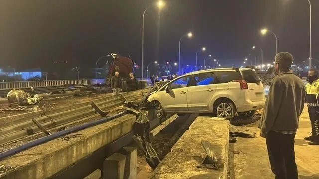 Afyonkarahisar'da 4 araçlık kaza 1 ölü 7 yaralı