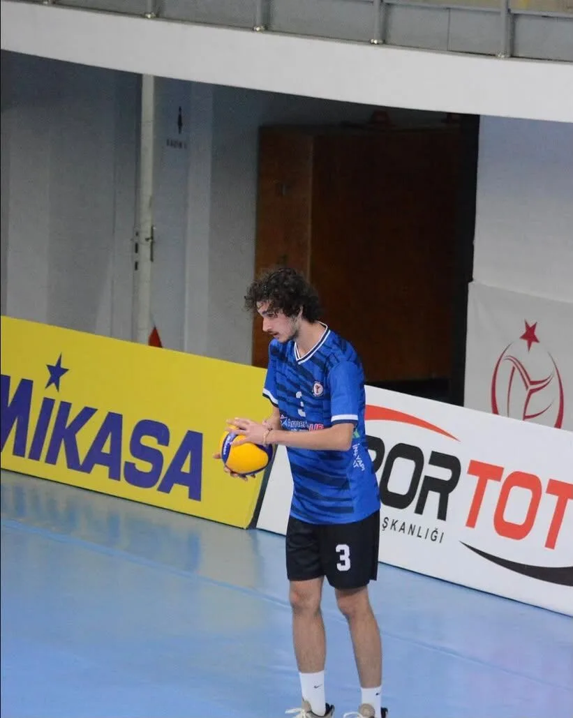 Agah Eren Asiltürk’ün elinde voleybol topuyla görüldüğü kaynak fotoğrafı