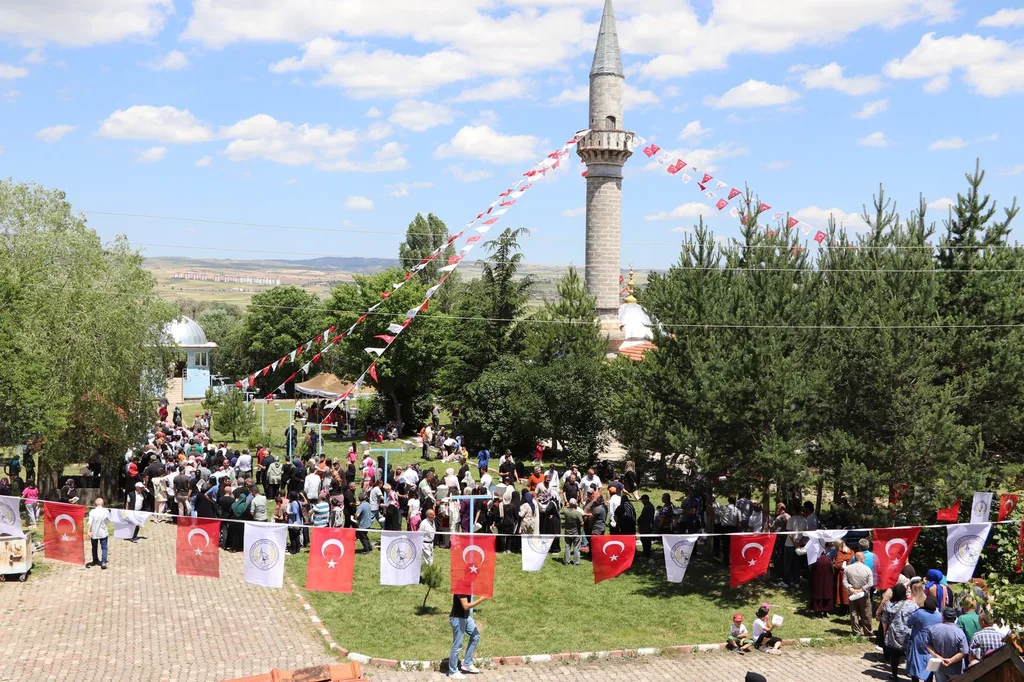 Atkaracalar'da Hoşislamlar'daki 26. Geleneksel Şölen'e katılanlar