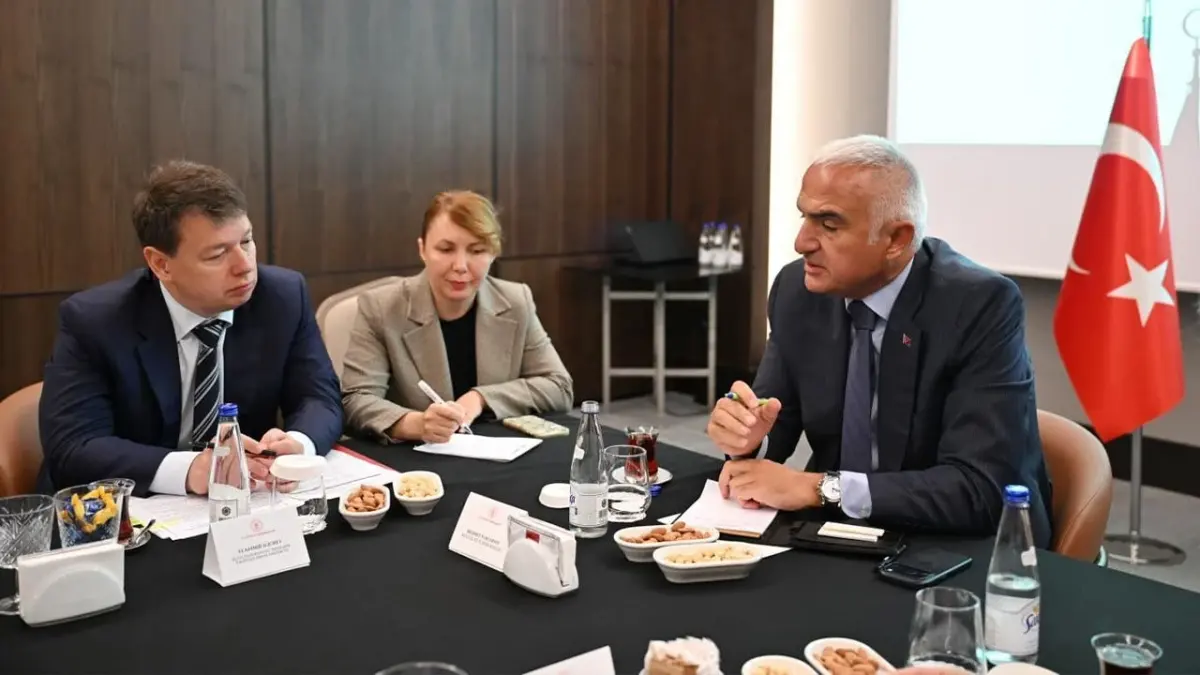 Bakan Ersoy Antalya'da Rus heyetiyle turizm ve sefer sayısını masaya yatırdı