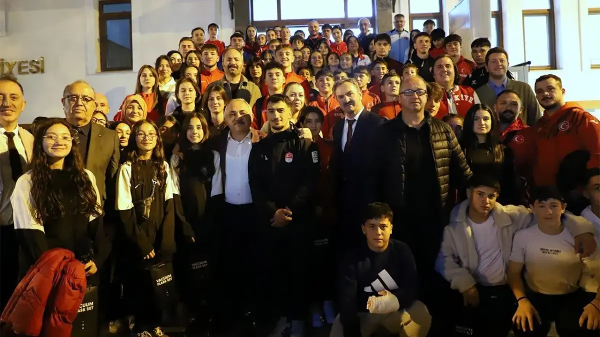 Başkan Esen, 82 şampiyon sporcuya 450 milyon liralık spor kompleksini tanıttı