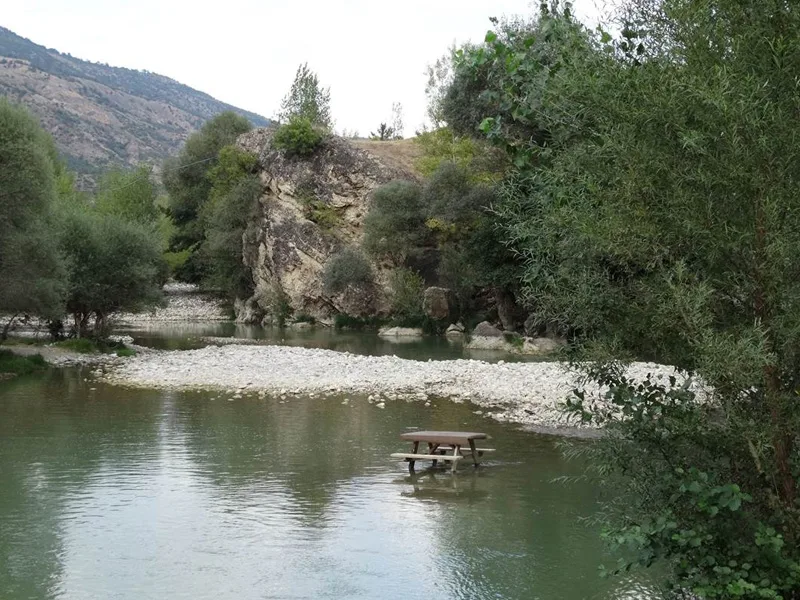 Bayramören ilçesinde kayalık bir vadide akan derenin kıyısında piknik masası