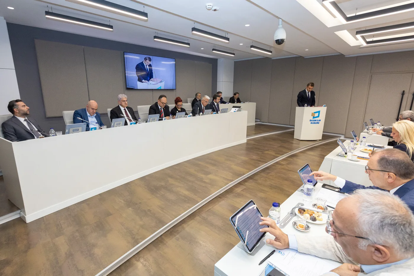 Basın İlan Kurumu toplantısında kürsüden konuşma yapan Abdulkadir Çay
