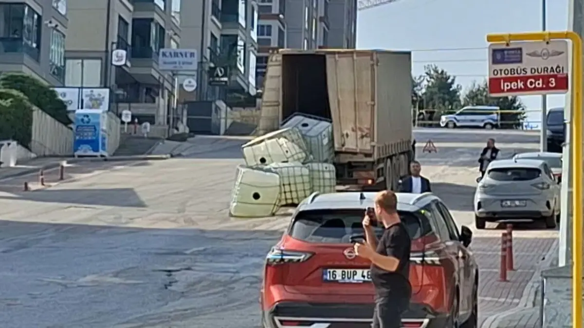 Bursa'da sülfürik asit yüklü variller yola savruldu, cadde trafiğe kapatıldı