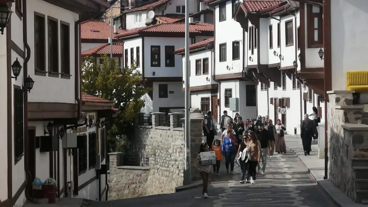 ÇAKÜ yeni öğrencilerini şehir turlarıyla karşılıyor