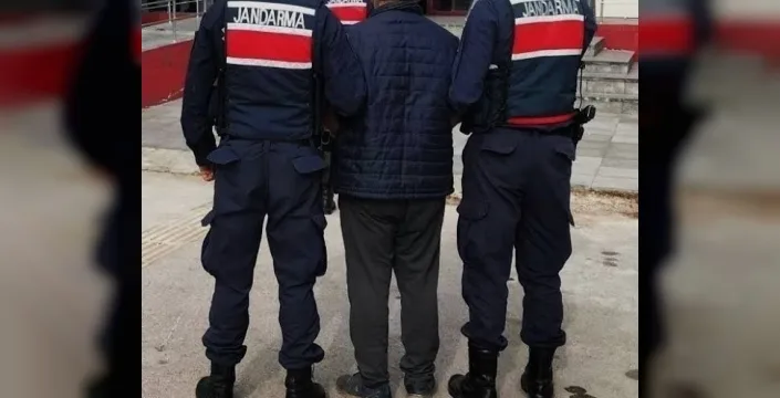 Kaynak haberde kullanılan, jandarma ekiplerinin bir kişiyle birlikte görüldüğü fotoğraf