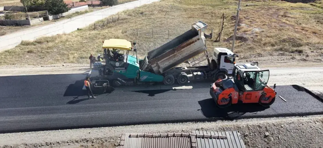 Çankırı Belediyesi Salihler Caddesi'nde asfalt serimini sürdürüyor