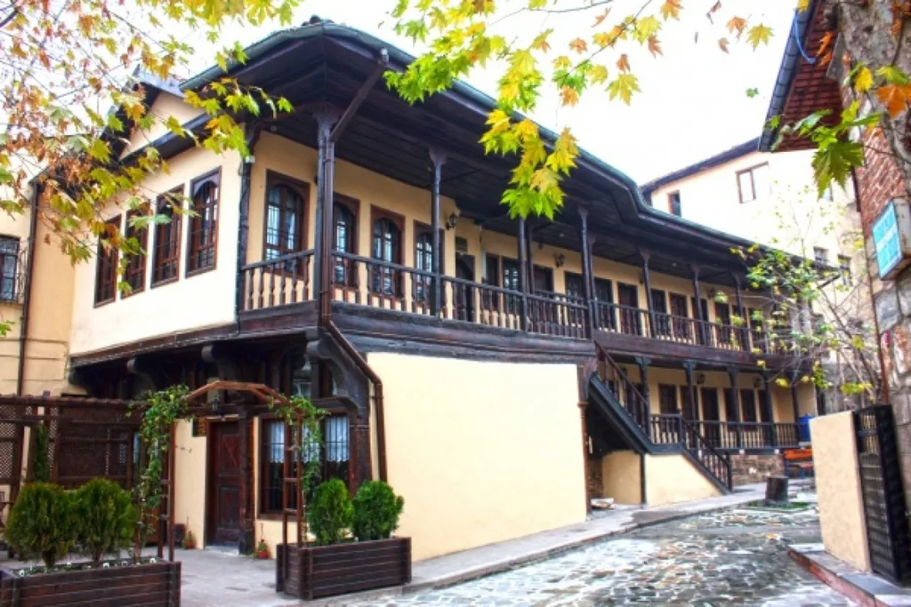 Buğday Pazarı Medresesi’nin iki katlı cephesi, ahşap balkonları ve avluya inen merdivenleri
