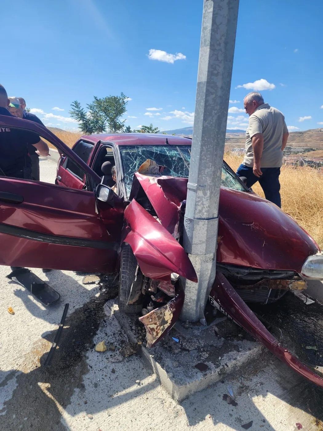 Esentepe Yolu’nda elektrik direğine çarpan otomobil ve olay yerindeki ekipler