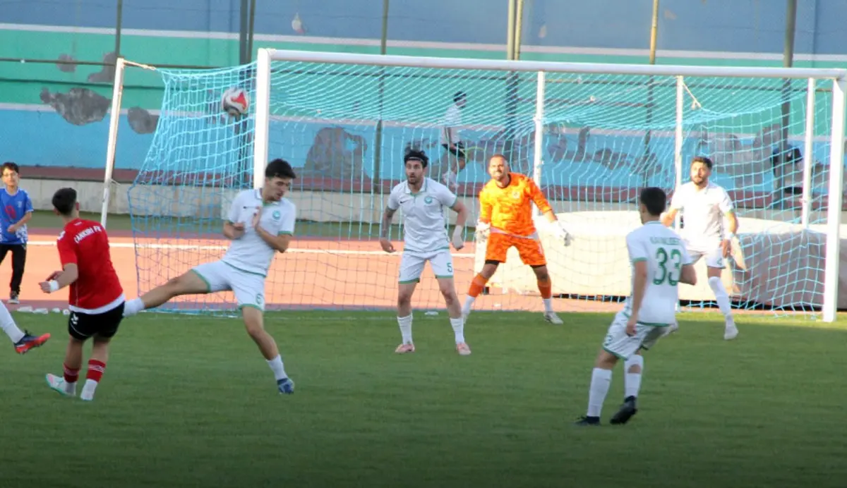Çankırı FK ile Kavaklıderespor arasındaki hazırlık maçında kale önünde top mücadelesi