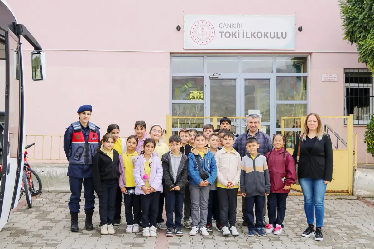 Çankırı İl Jandarma Komutanlığı TOKİ İlkokulu öğrencilerini ağırladı