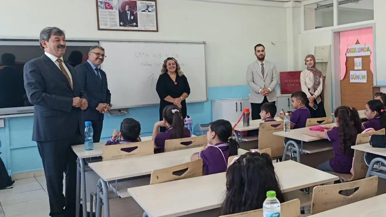 İl Milli Eğitim Müdürü Ayhan Işık Şabanözünde sınıfta öğrencilerle buluştu