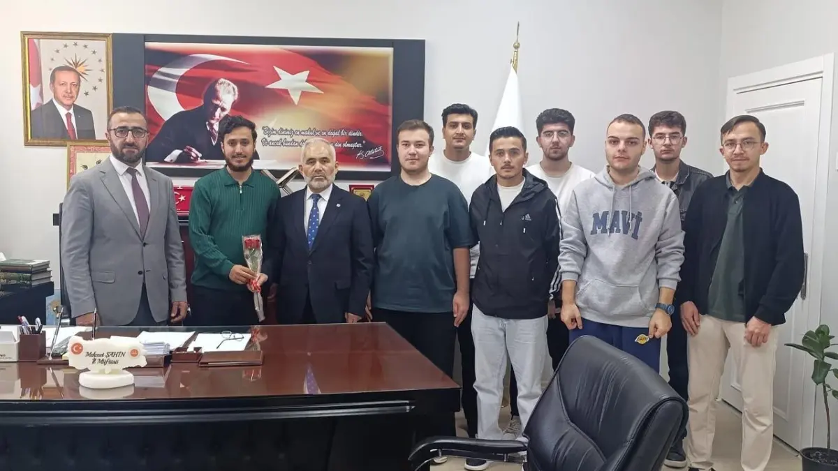 Çankırı İl Müftüsü Mehmet Şahin, yurt öğrencilerini makamında kabul etti