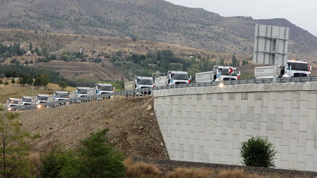 Çankırı İl Özel İdaresi'nin 60 araçlık filosu Kurşunlu'da konvoy oluşturdu