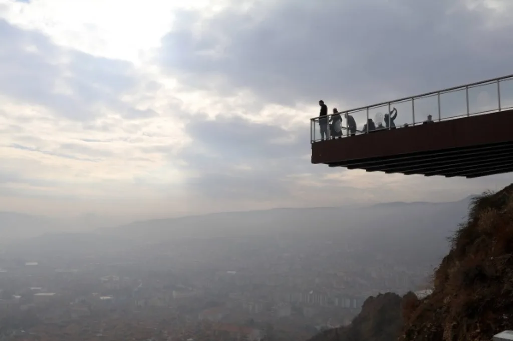 Çankırı Kalesi'ndeki cam seyir terası ve altında uzanan şehir