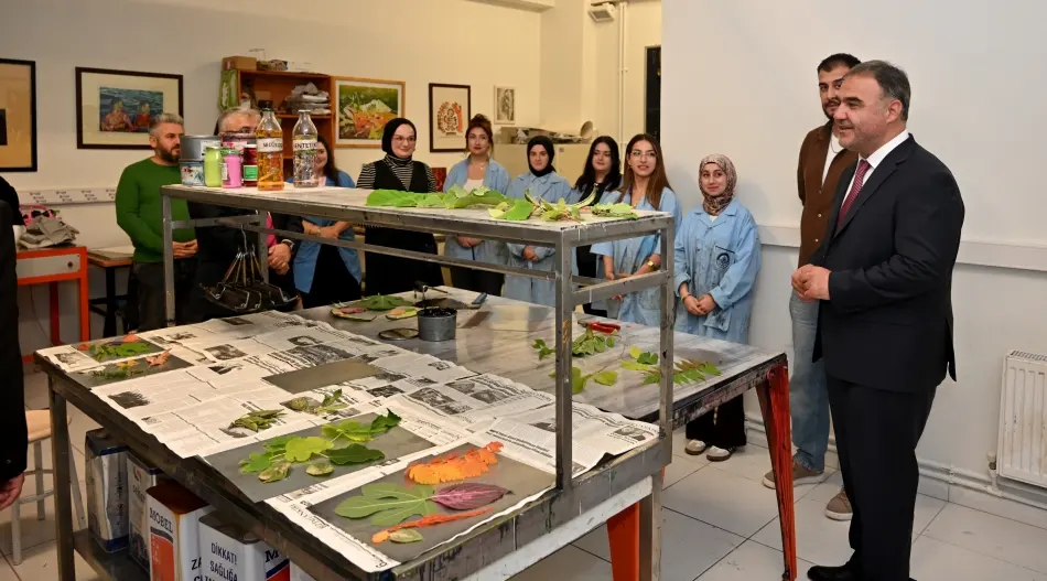 Çankırı Karatekin Üniversitesi rektörü Karataş, grafik tasarım baskı atölyesini ziyaret etti