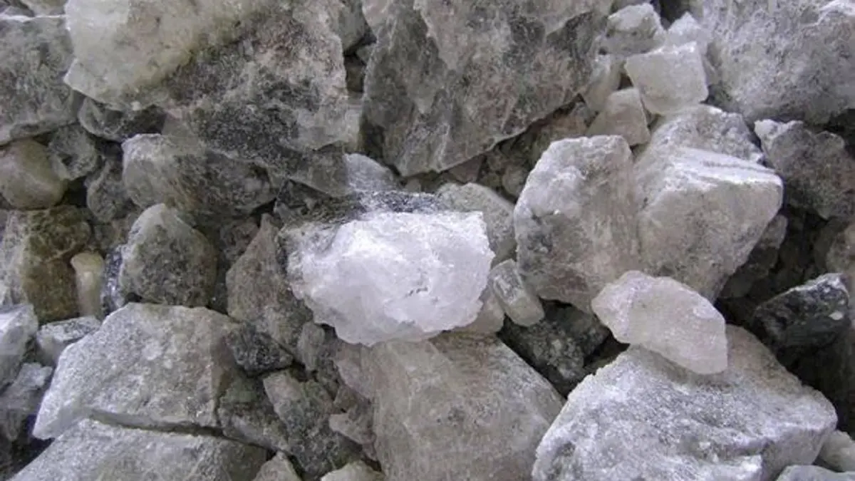 Doğal Çankırı kaya tuzu kristalleri ve kaya tuzu parçaları