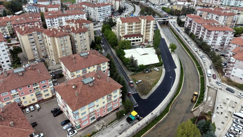 Çankırı'da asfalt serimi yapılan yolun havadan görünümü