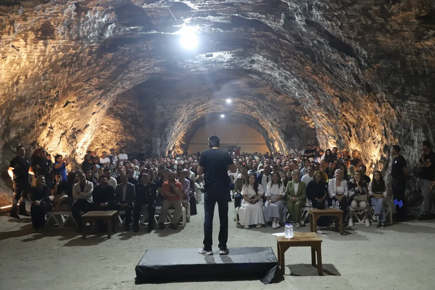 Çankırı Tuz Festivali'nde Yaver Çoruk rüzgarı esti, yerin yüzlerce metre altında kahkaha tufanı koptu