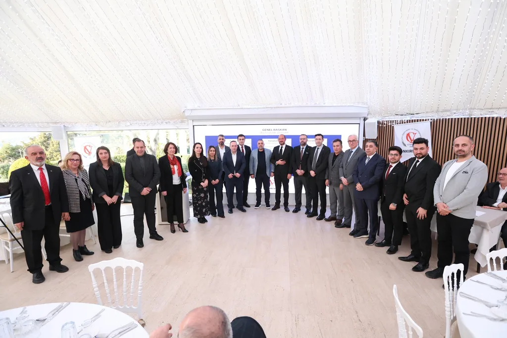 Çankırı Eğitim Kültür ve Yardımlaşma Vakfı etkinliğinde toplu fotoğraf veren yöneticiler ve katılımcılar