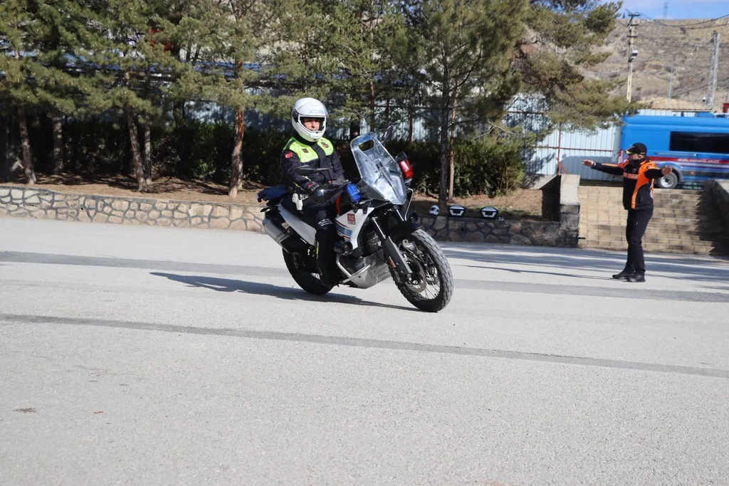 Çankırı İl Jandarma Komutanlığı trafik timinin motosikletli yol denetimi