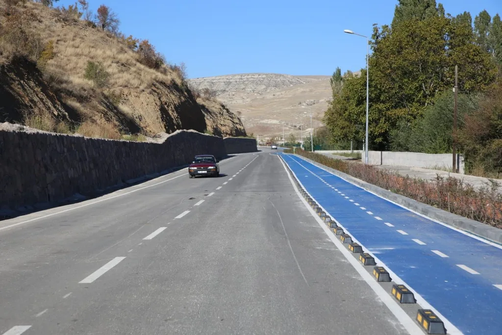 Çankırı'da Atatürk Yolu'ndaki mavi bisiklet yolu
