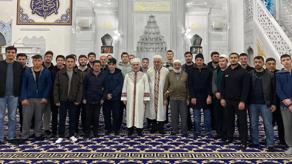Çankırı'da gençler sabah namazında camide buluştu