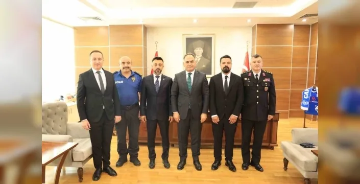 Vali Hüseyin Çakırtaş, başarı belgesi verilen polisler ve ziyarete katılan yöneticiler