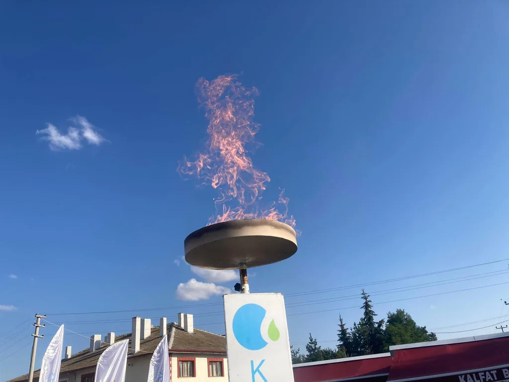 Kalfat beldesinde ilk gaz verilirken yakılan doğal gaz meşalesi