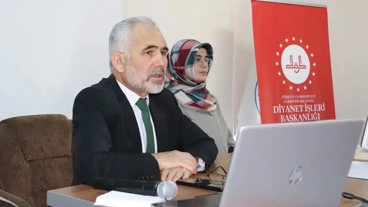 Çankırı'da Kur'an kursları seminerinde konuşan İl Müftüsü ve Diyanet standı