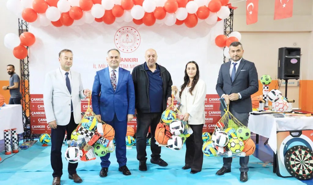 Çankırı'da öğrencilere spor malzemesi dağıtıldı
