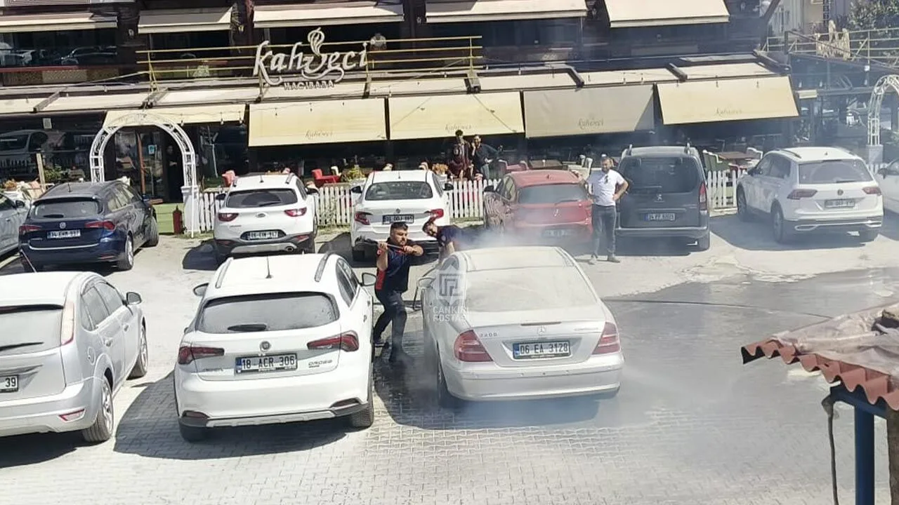 Çankırı'da otoparkta dumanlar yükselen otomobil itfaiyeyi alarma geçirdi