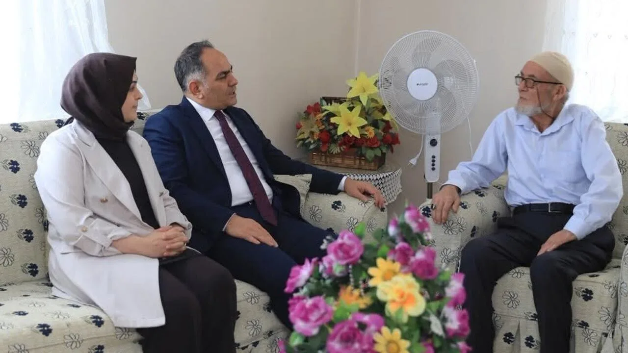 Vali Hüseyin Çakırtaş ve eşi Seda Çakırtaş şehit babası Ali Kaya'yı evinde ziyaret etti