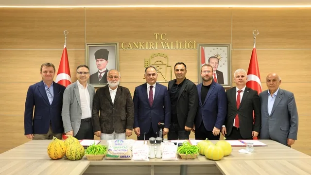 Çankırı’da üretici ürünlerinin yer aldığı masanın önünde protokol katılımcıları