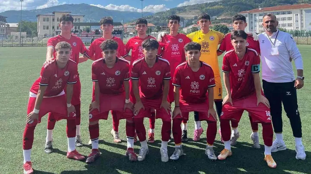 Çankırıgücü U17 takımı Devrek deplasmanında maç öncesi toplu fotoğrafta
