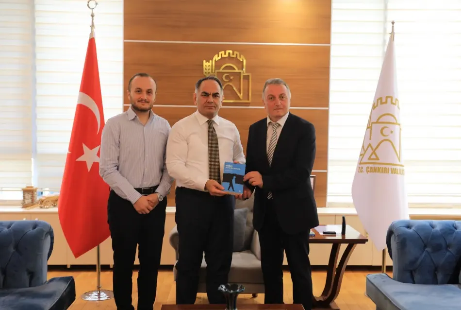 Çankırılı öğretmen Üzeyir Çelik'in ilk romanı Göç raflarda