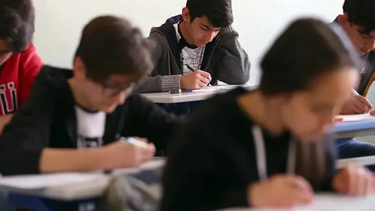Çankırı Atkaracalar Şehit Hakkı Çelik Çok Programlı Anadolu Lisesi sınıflarında ders çalışan öğrenciler