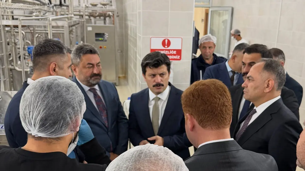 Orta Açık Ceza İnfaz Kurumu'ndaki süt işleme tesisinin açılışında protokol üyeleri tesisi inceledi