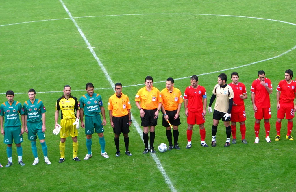 Alanyaspor ile Çankırı Belediyespor oyuncuları ve hakemler, Aralık 2010'daki 2. Lig maçı öncesinde