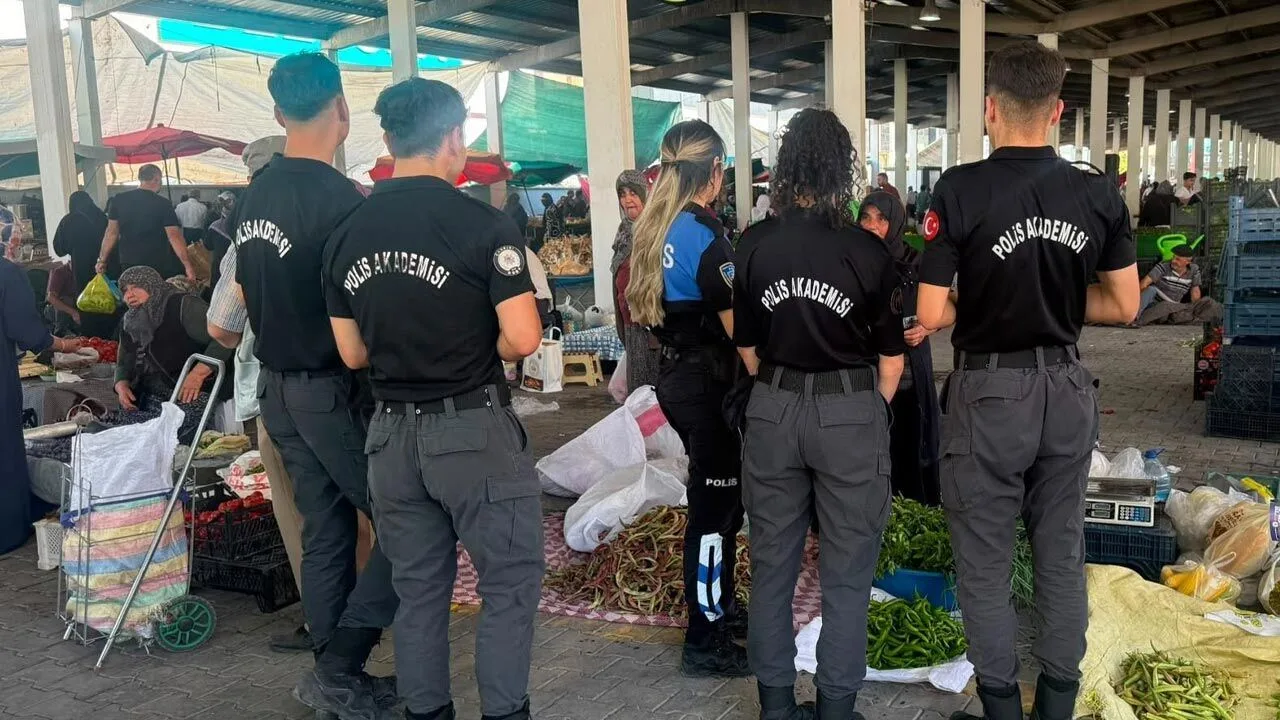 Çarşamba Pazarında vatandaşları bilgilendiren stajyer polisler