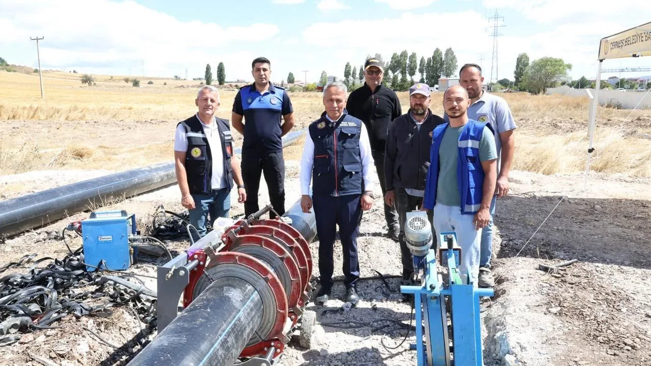 Yenilenen içme suyu hattında çalışan Çerkeş Belediyesi ekibi
