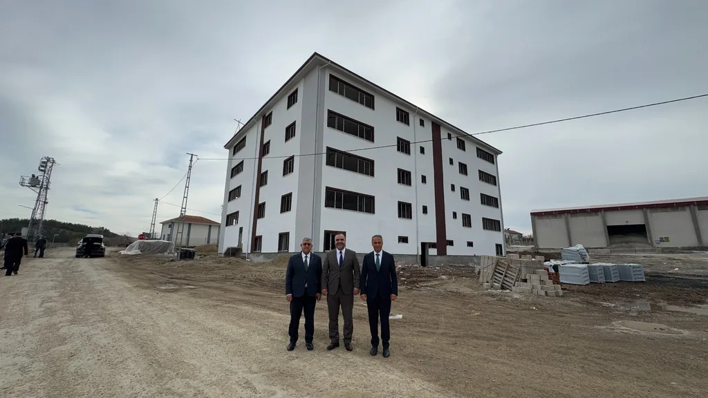 Çerkeş Meslek Yüksekokulu yeni eğitim binası ve önünde duran heyet