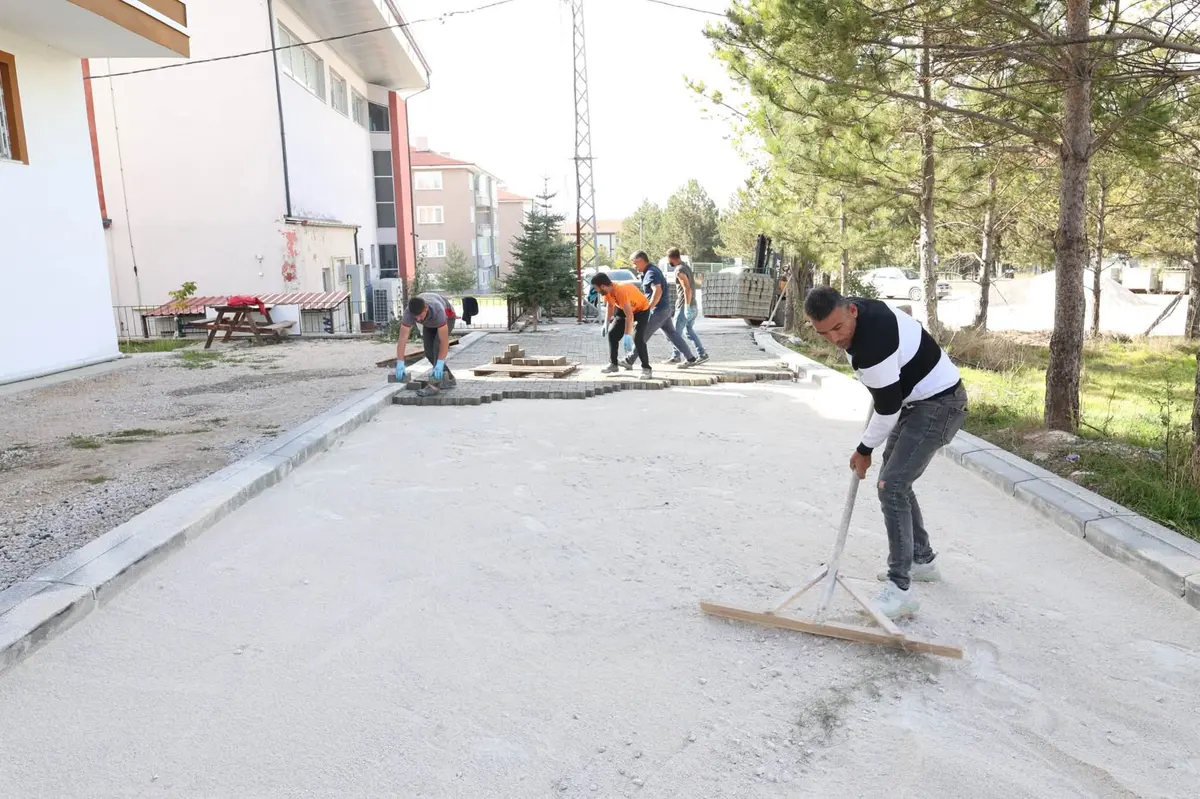 Çerkeş Yenikent Mahallesi'nde Reis Hüseyin Kıcanoğlu Caddesi kilit parkeyle yenileniyor