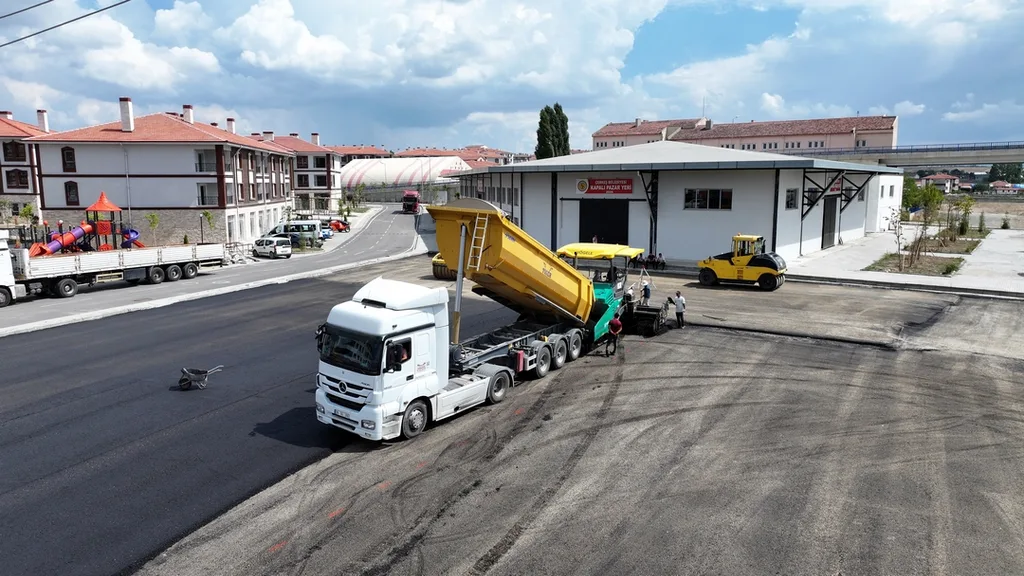 Çerkeş'teki kapalı pazar yerinin önünde açık pazar alanı asfaltlanırken