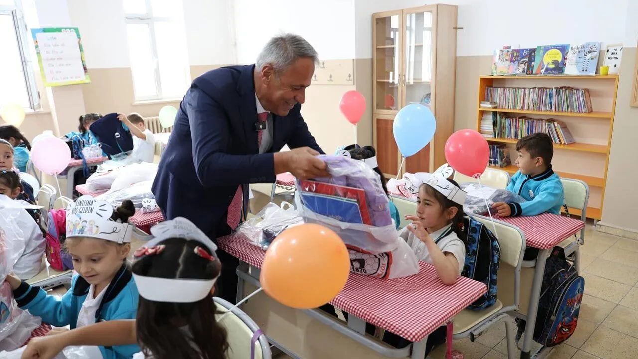 Çerkeş'te yeni eğitim yılı heyecanı sıralara taşınan hediyelerle başladı