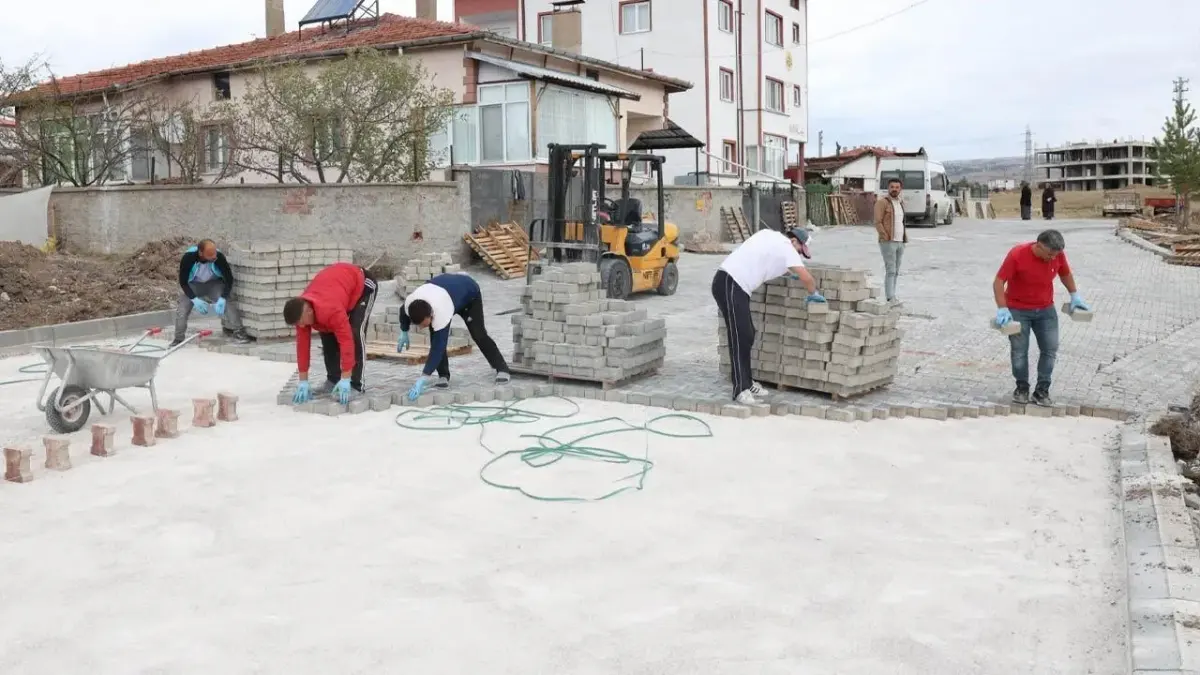Çerkeş'te Yenimahalle ile Karalar Mahallesi arasındaki yola kilit parke döşendi