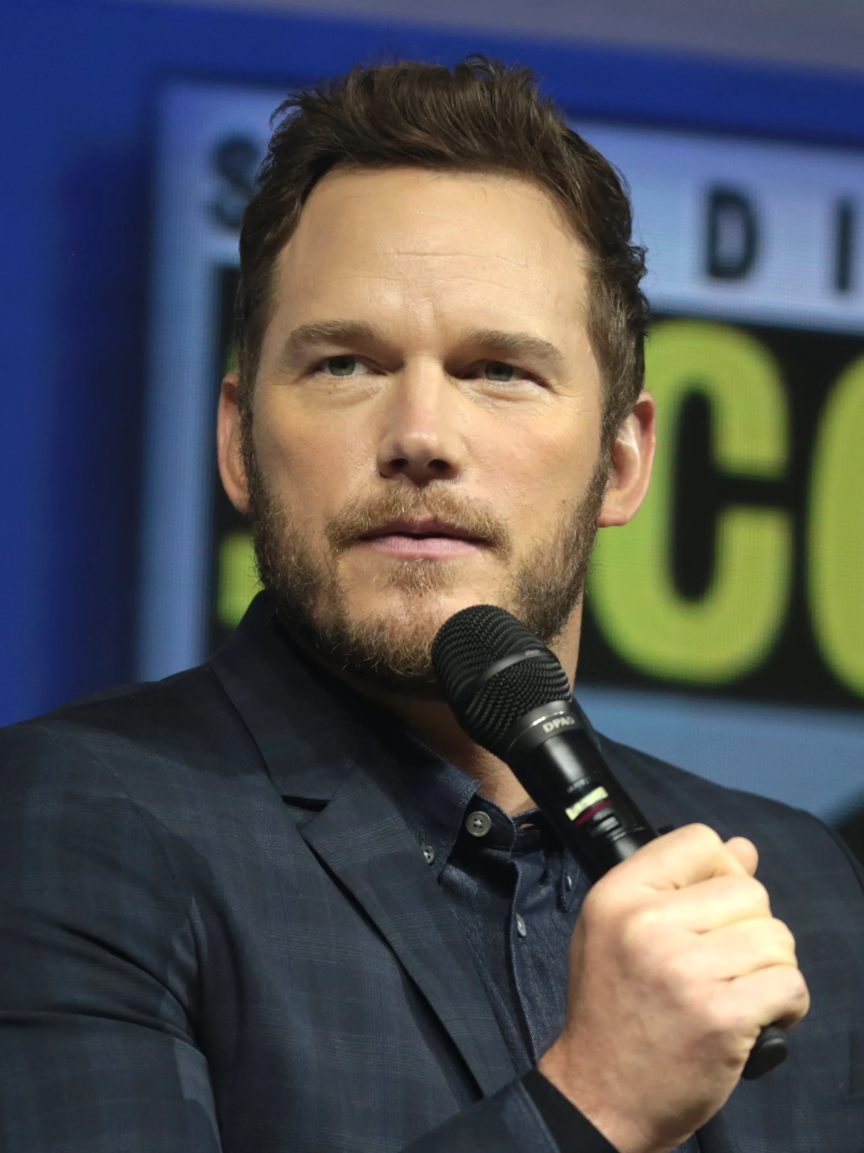 Chris Pratt 2018 San Diego Comic-Con'da mikrofonla konuşurken
