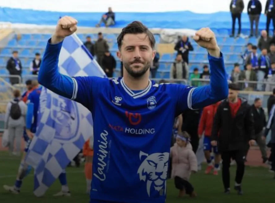 Cihan Aydın mavi formasıyla tribünler önünde ellerini havaya kaldırıyor